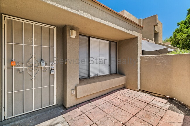 Building Photo - 1432 W Emerald Ave