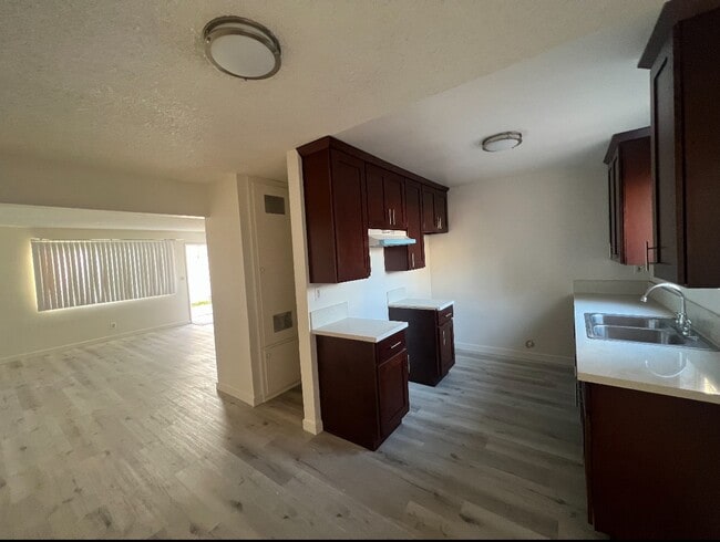 Building Photo - 1104 W 39th Pl