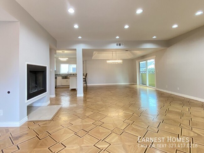 Building Photo - 3+2.5 Charming End-Unit Townhouse in Valle...