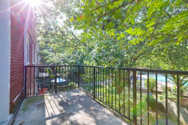 Building Photo - Gorgeous End Unit 2 Bedroom 2 Bath Near Sh...