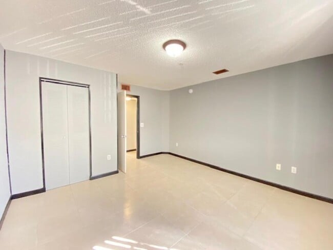 Foto del edificio - 2041 Renaissance Blvd