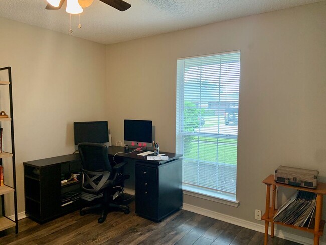 Building Photo - 4 Bedroom Brick Home