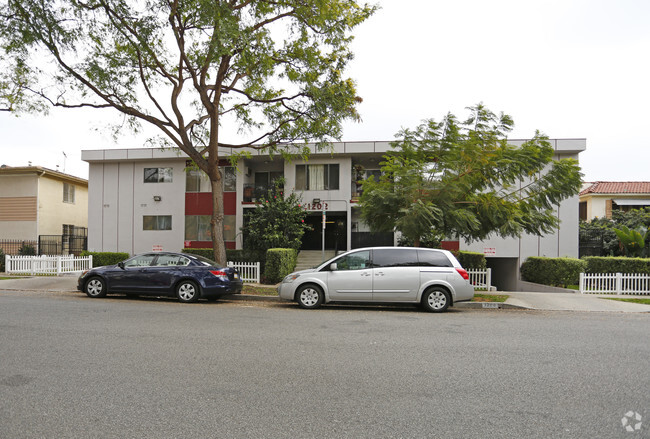 Building Photo - 1202 N Fuller Ave