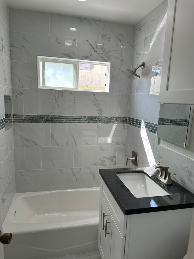 Building Photo - 11305 Biona Dr