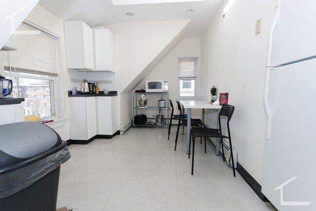Building Photo - Spacious two bedroom in Allston