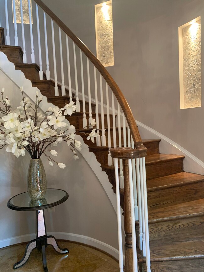 Entrada con escaleras de caracol y detalles en piedra. - 2367 S Queen St