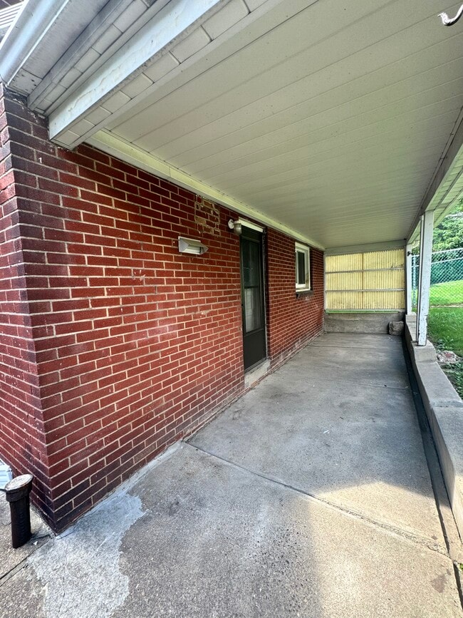 Building Photo - 942 Beaver Rd