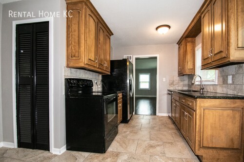 Foto del edificio - 6621 W 73rd St
