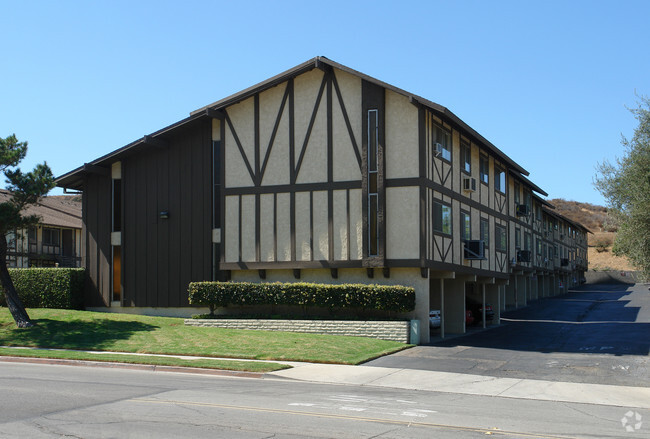 Building Photo - The Oaks Apartments