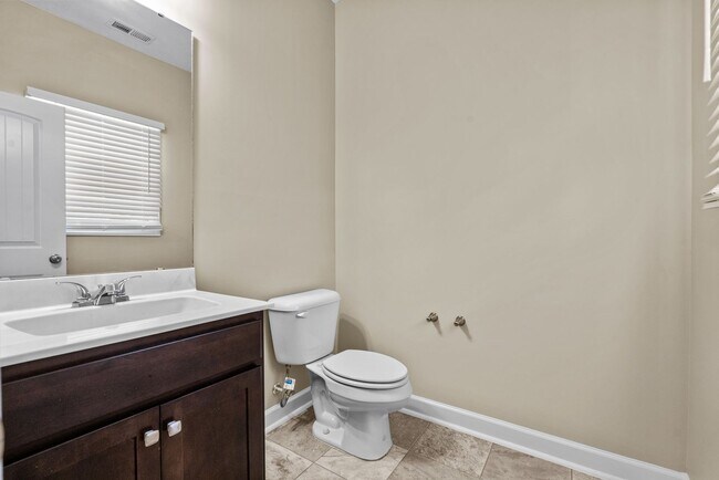 Building Photo - 3 Bed 2.5 Bath Newer Construction Near Air...