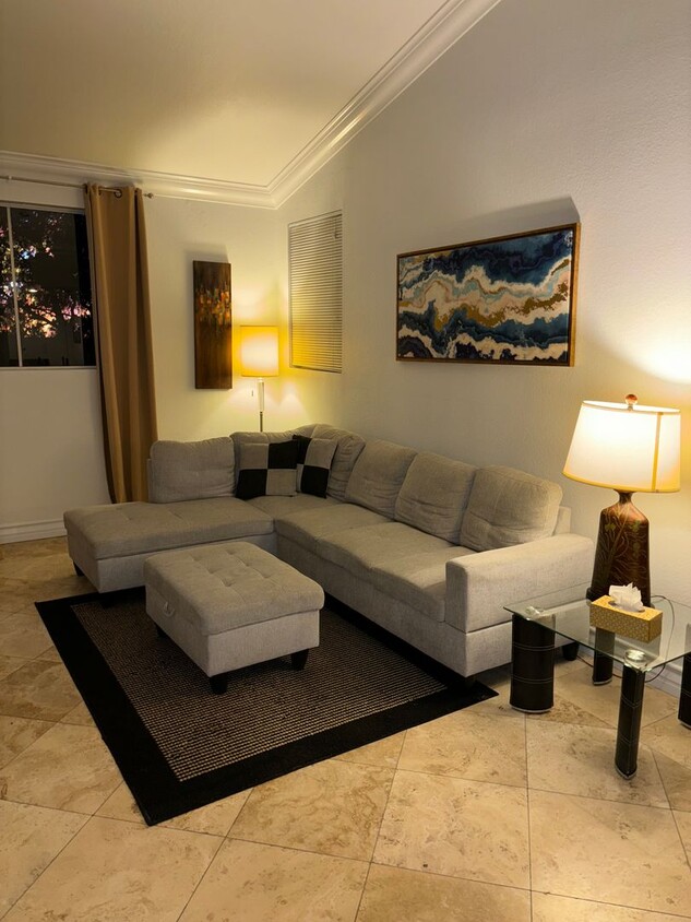 Foto principal - Meridian Top Floor Fully Furnished 2 Bed |...