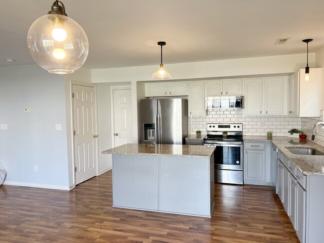 Building Photo - 2282 Middle View Dr