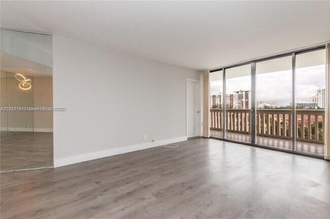 Foto del edificio - 1000 W Island Blvd