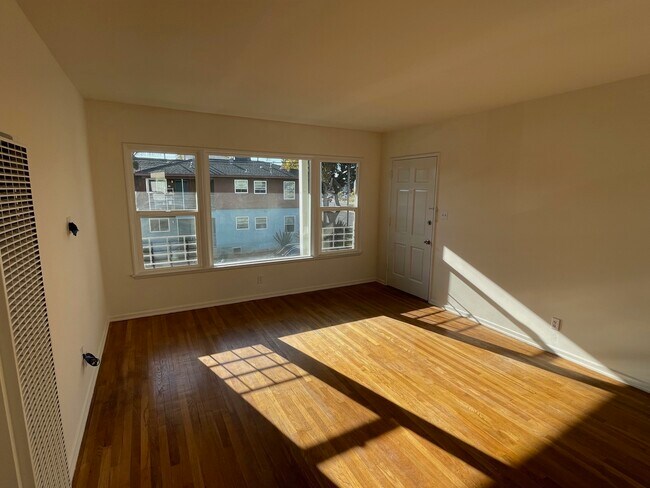 Building Photo - 2410 Penmar Ave