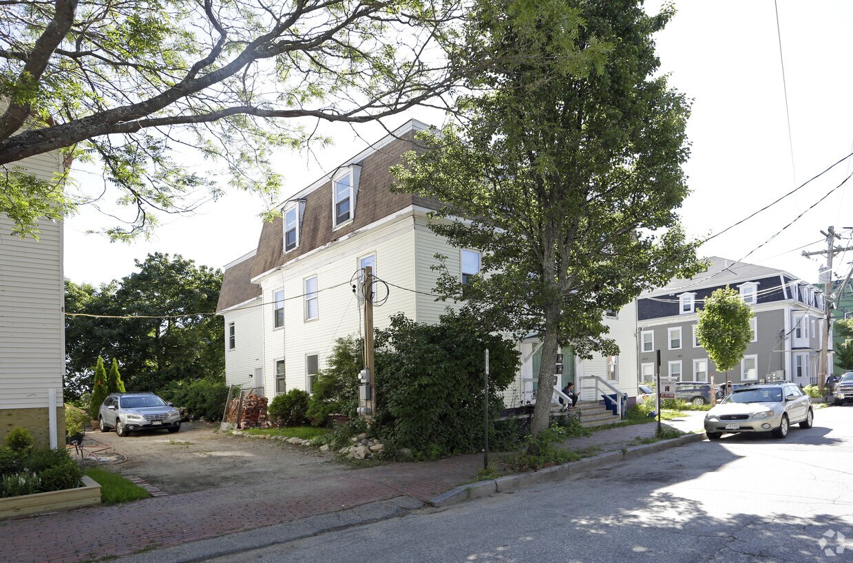 Building Photo - 23 Merrill St