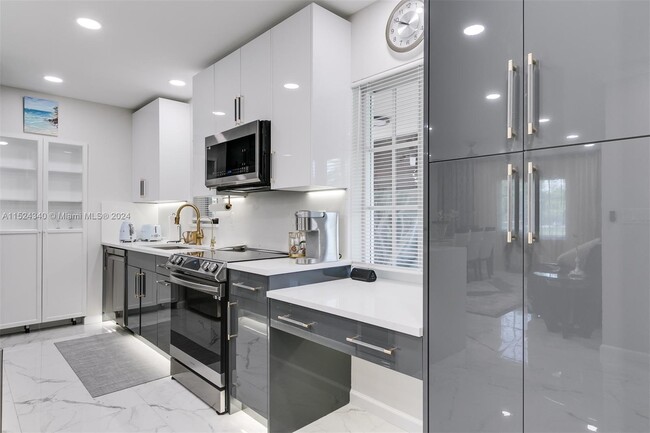 Building Photo - 9065 Thunderbird Dr