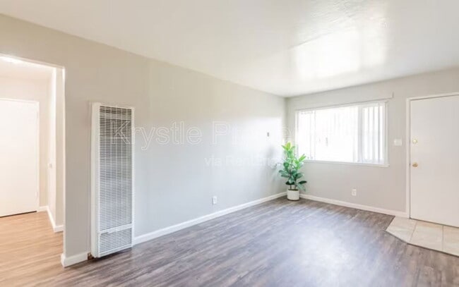 Building Photo - 2044 Red Robin Ln