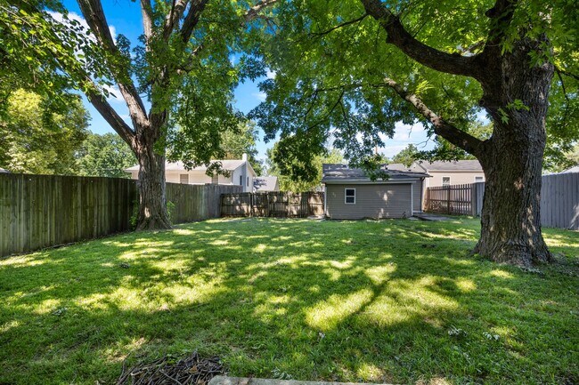 Building Photo - Update 1 bedroom Home with Fenced in Yard