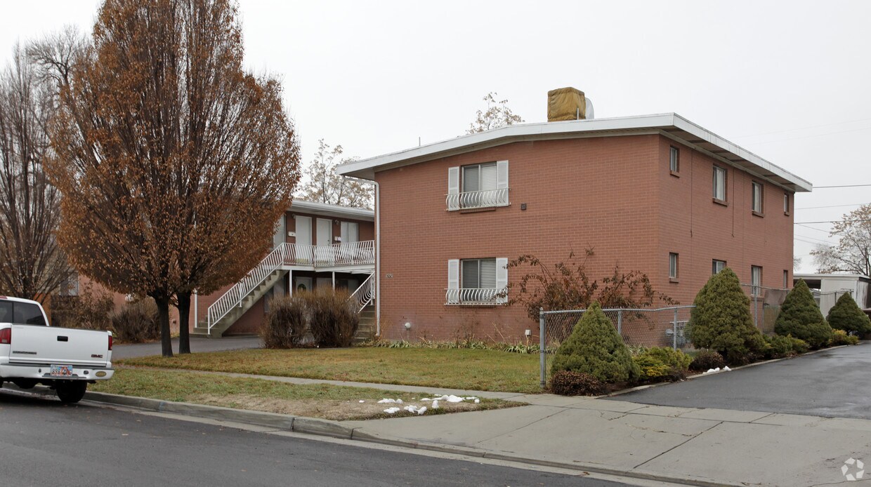 Building Photo - 261-265 E Burton Ave