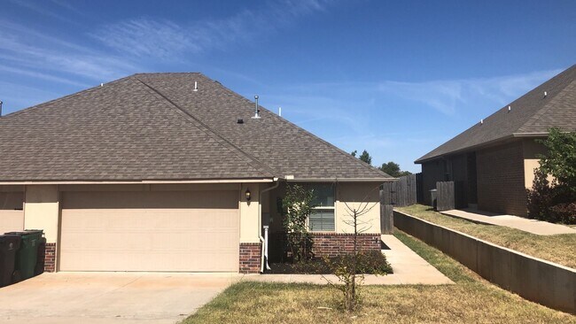 Foto del edificio - Luxury 3 Bedroom 2 Bathroom Duplex in Yukon Schools