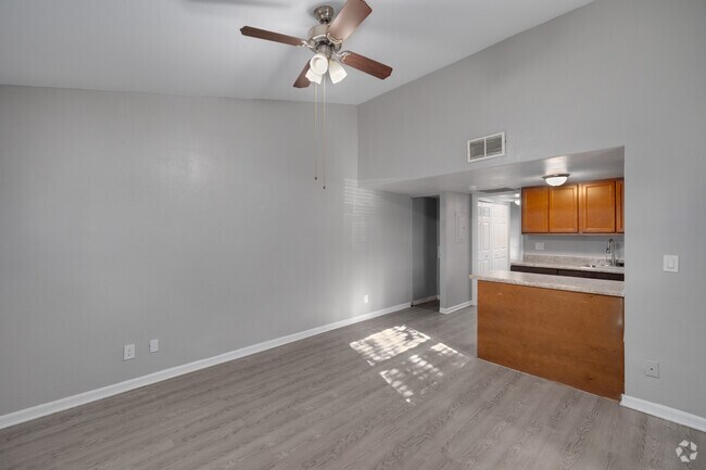 1 dormitorio, 1 baño - 560 pies cuadrados - Sala de estar, segundo ángulo - Woodside Villas Apartments