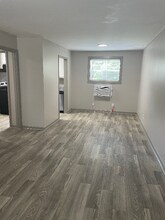 Building Photo - 1106 W 7th St