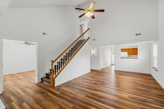 Foto del edificio - 1725-1727-1727 Louise Cir