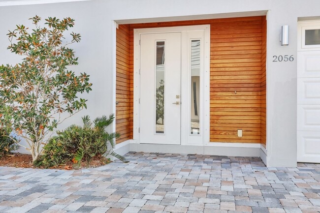 Building Photo - 4bd/3.5bth Perfectly Located Modern Townhouse