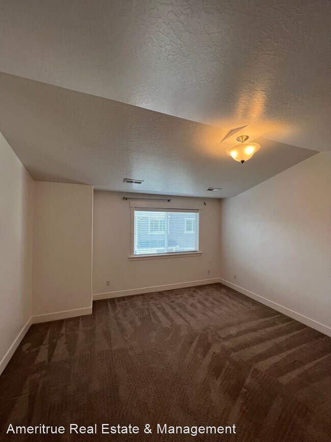Foto del edificio - 4 br, 2.5 bath House - 4065 W. 1650 N.