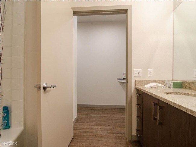 Building Photo - 1 br, 1 bath  - 302 E Houston St