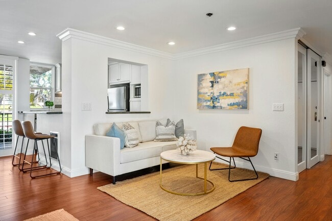 Building Photo - 555 Esplanade