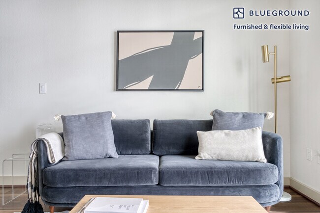 Foto del edificio - 422 W Riverside Dr
