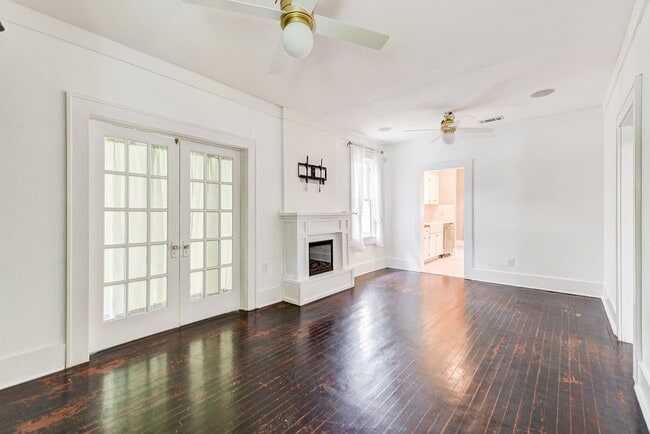 Building Photo - Bungalow in the heart of the Heights!