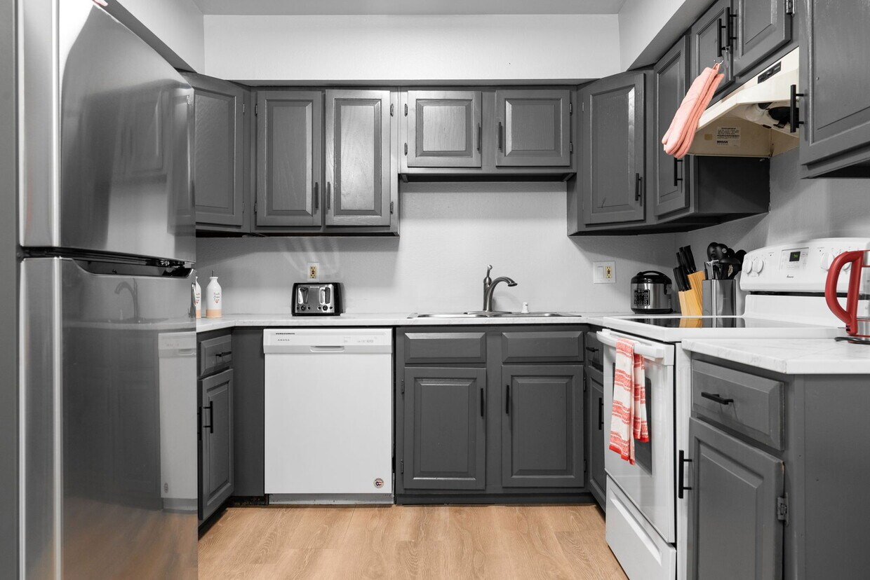 Primary Photo - 2050 E 39th Ave