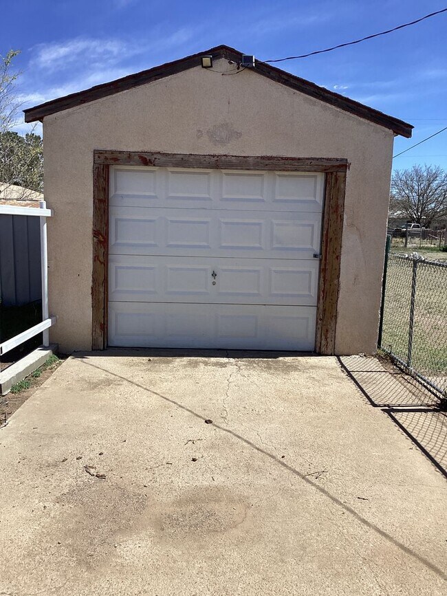 Building Photo - Fresh and Brightly Updated 2 Bedroom!  Pets welcome!