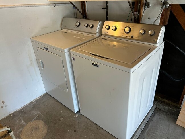 Building Photo - Beautiful 3 Bedroom 2 Bath Home, Private Yard, 2 car attached garage