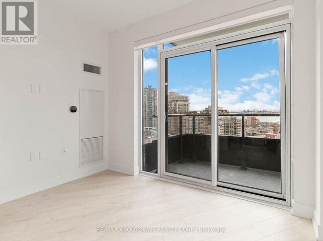 Building Photo - 2088 James St