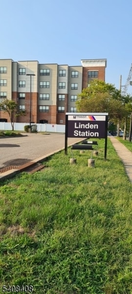 Building Photo - 28 W Elizabeth Ave