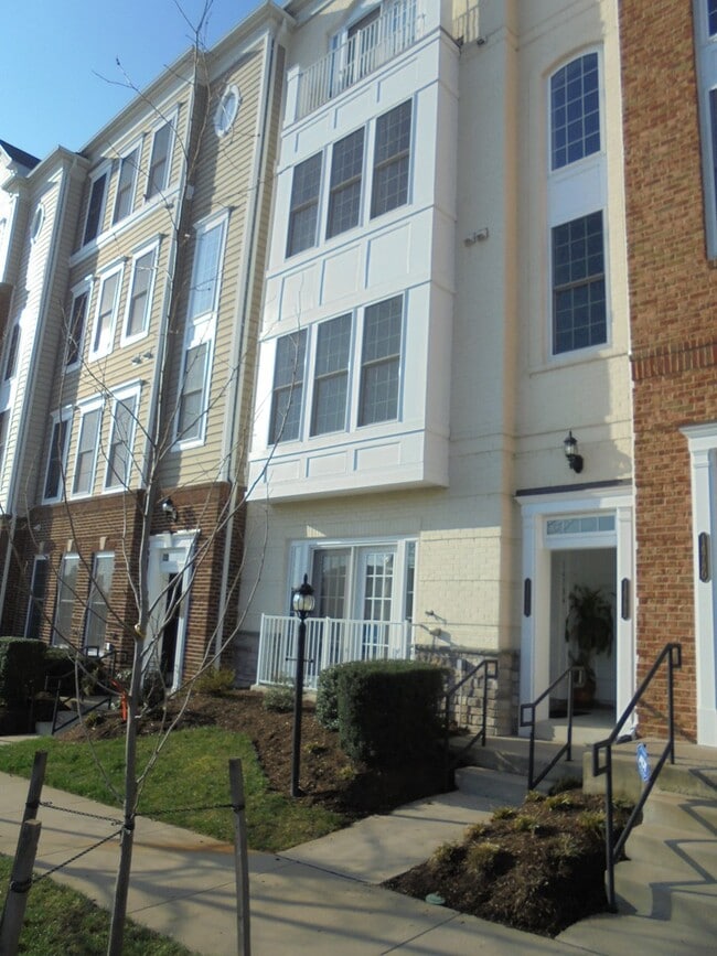 Building Photo - 14784 Potomac Branch Dr