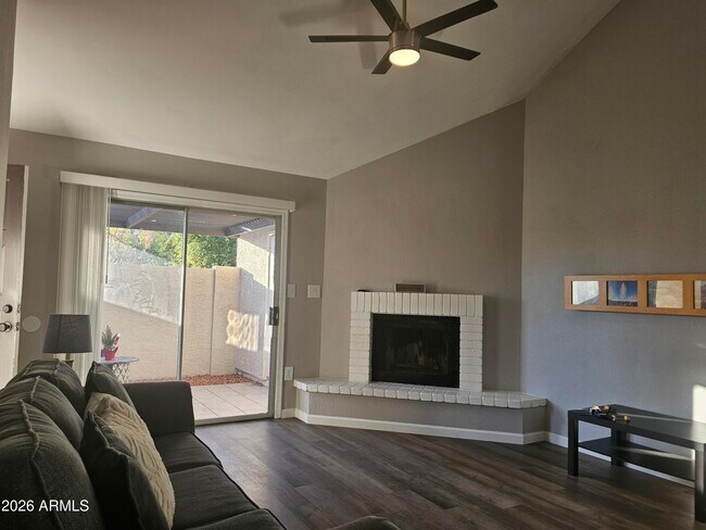 Foto del edificio - 2144 E Center Ln