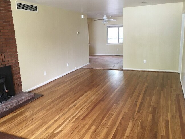 Building Photo - 924 H Street - 3 BD, 2 Ba, 1 Car Garage Ho...