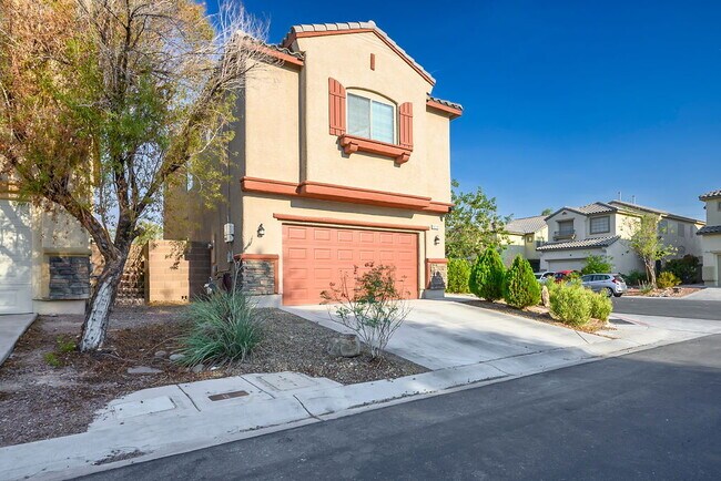 Building Photo - "Spacious 4-Bed Oasis with Outdoor Kitchen & Hardwood Elegance in North Las Vegas!"