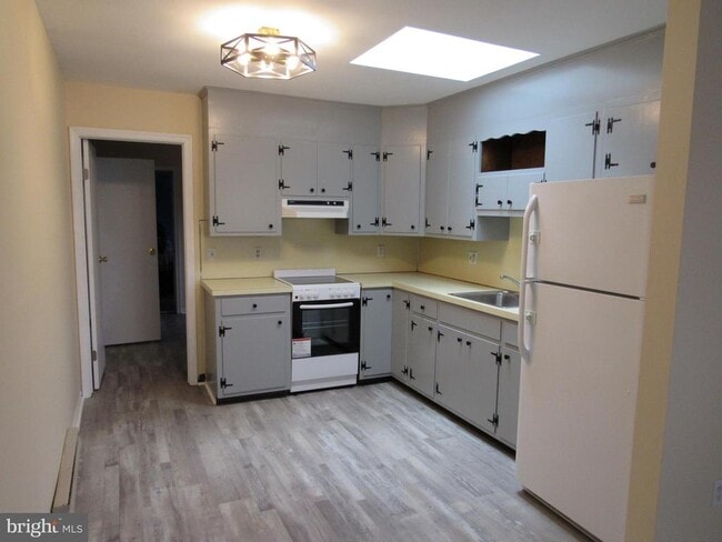 Foto del edificio - 221 Swinehart Rd