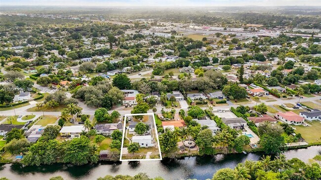 Building Photo - 201 S Biscayne River Dr