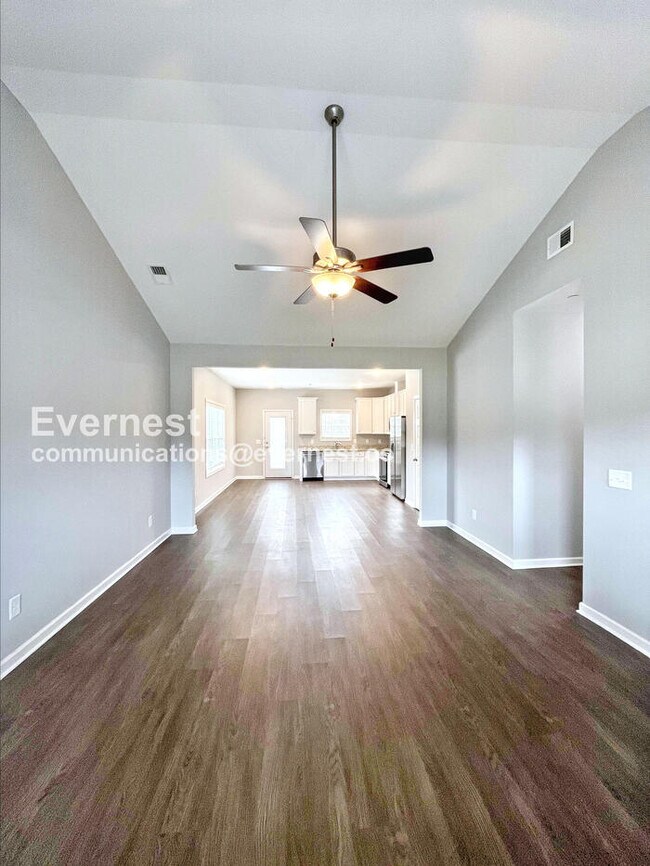 Building Photo - Limited Time Special Offer/ 4-Bedroom Home with Fenced Yard & Garage / Pet-Friendly / Available Now!