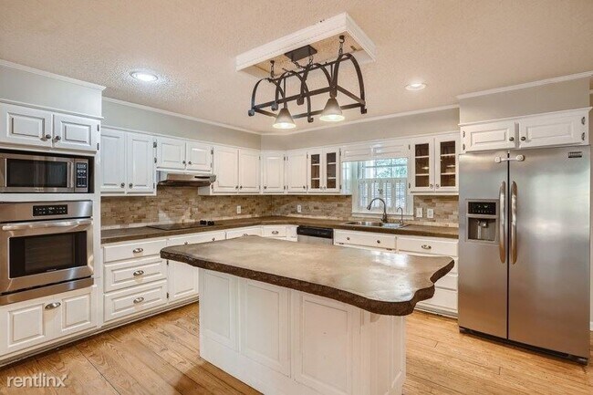 Building Photo - 4 br, 2.5 bath House - 114 Grassdale Road