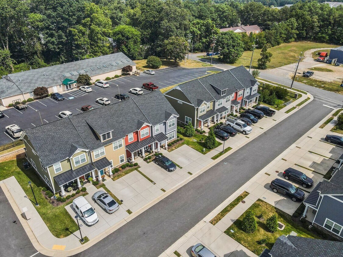 Foto principal - 3 Bed, 2 Bath Townhome with En-Suite Primary