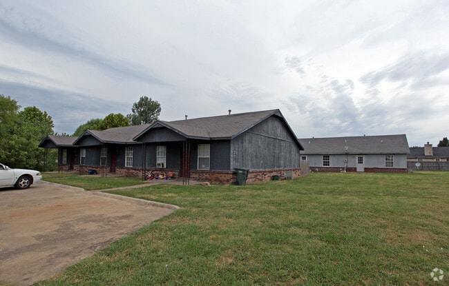 Foto principal - 1361-1385 N Salem Rd