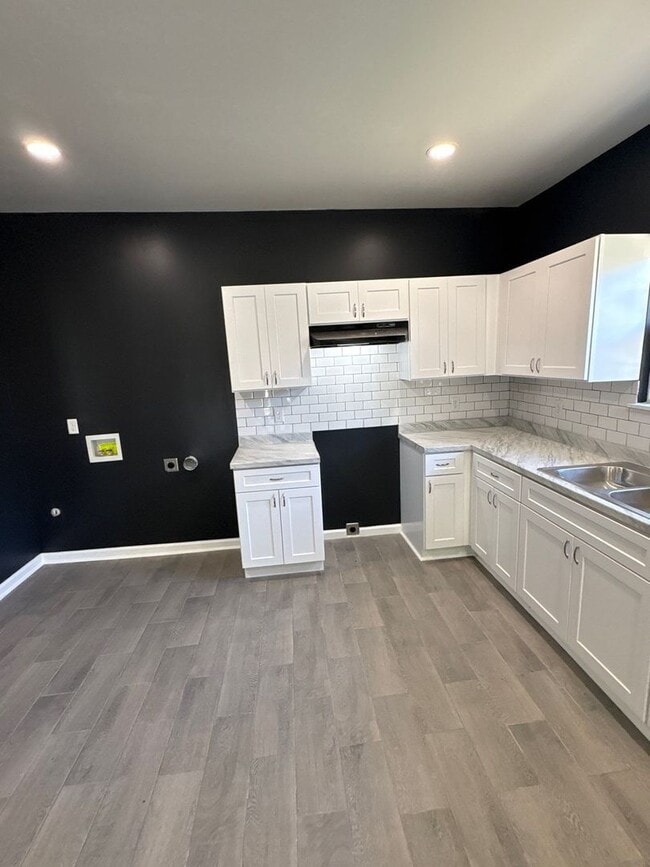 Building Photo - Beautiful 4-bedroom 2 bath home - Open To Section 8