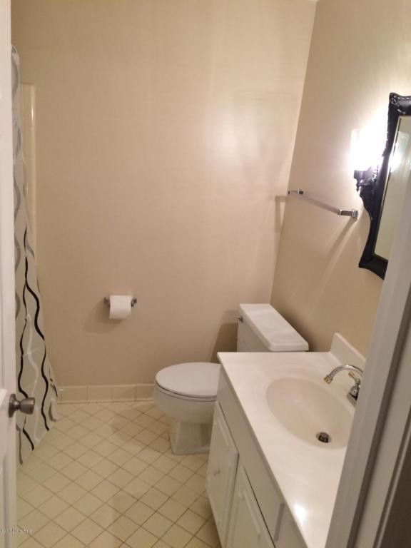 condo guest bath - 509 Highwood Dr